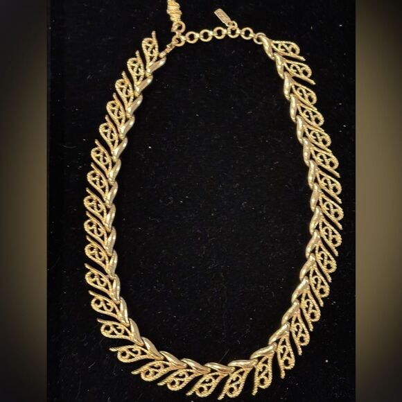 Vintage Monet Gold Tone Necklace - Picture 2 of 4